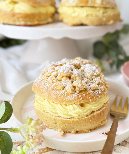 Streuseltaler mit Vanillecreme wie vom Bäcker Rezept auf einer Kaffeetafel angerichtet