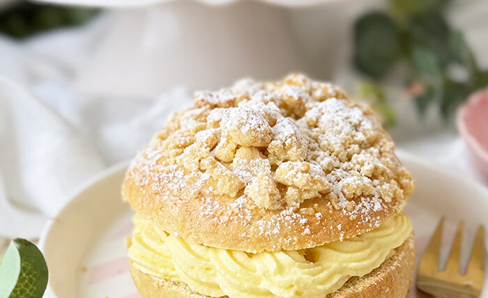 Streuseltaler mit Vanillecreme wie vom Bäcker Rezept auf einer Kaffeetafel angerichtet