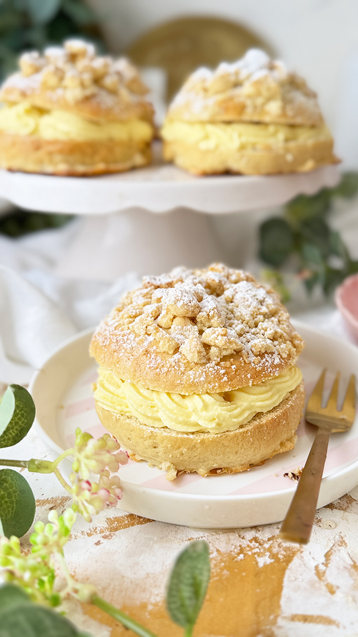 Streuseltaler mit Vanillecreme wie vom Bäcker Rezept auf einer Kaffeetafel angerichtet