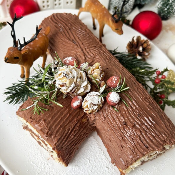 Bûche de Noël mit zarter Schokoladen Buttercreme