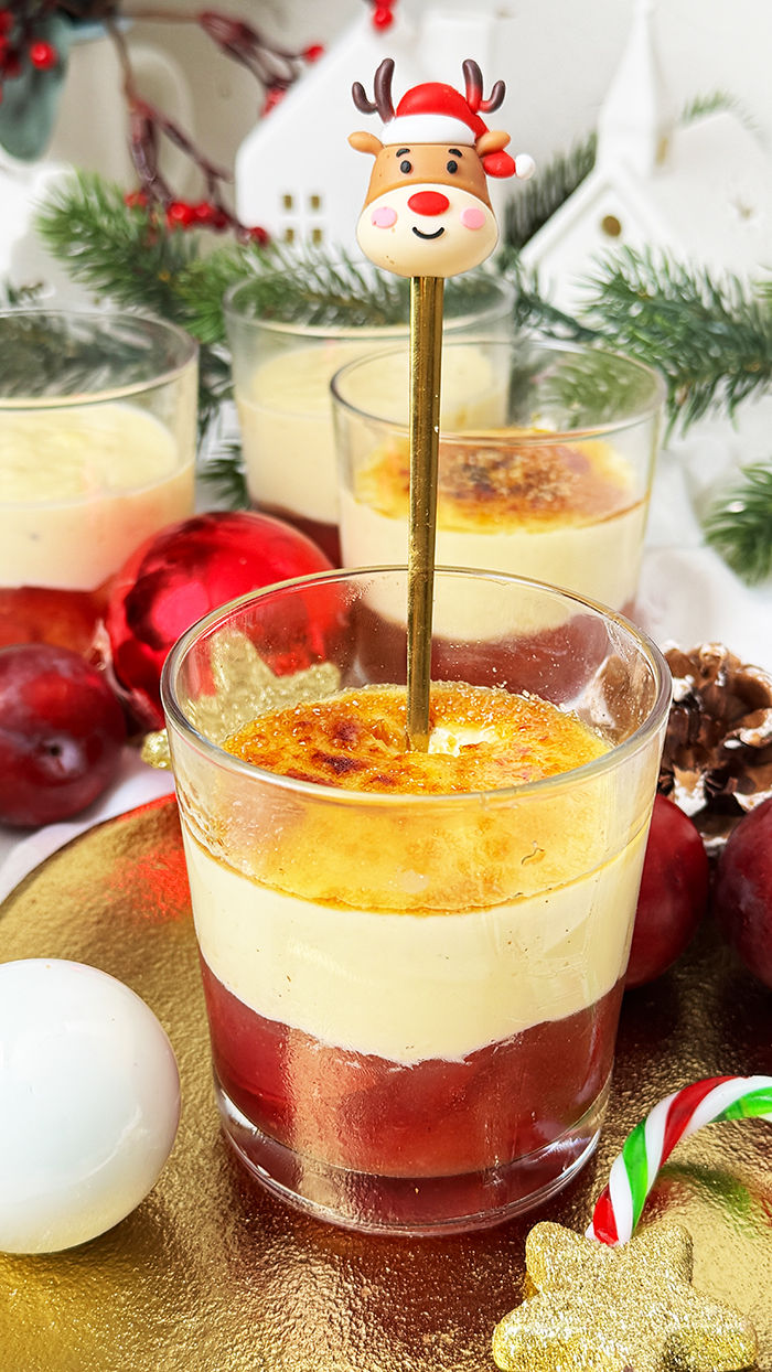 Himmlisches Créme Bruleé mit Pflaumen Dessert im Glas