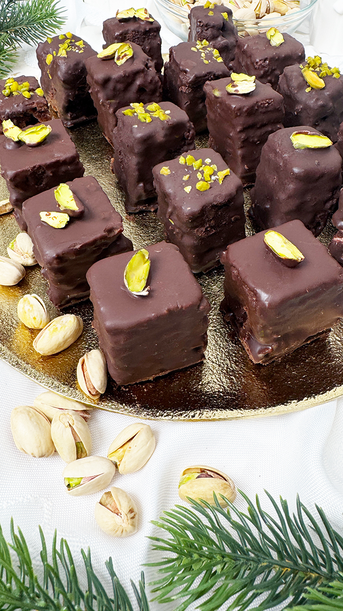 Dominosteine mit Pistazien-Marzipan und Punschcreme