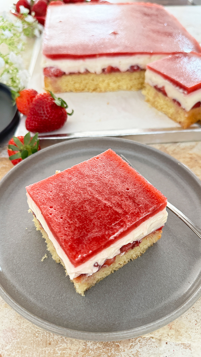 Erdbeerkuchen mit Pudding und Erdbeerspiegel vom Blech 