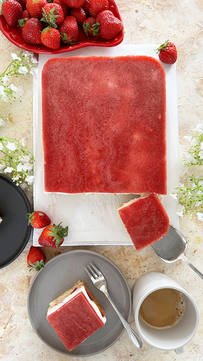 Erdbeerkuchen mit Pudding und Erdbeerspiegel vom Blech 