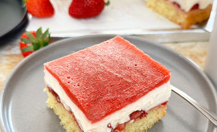 Erdbeerkuchen mit Pudding und Erdbeerspiegel vom Blech