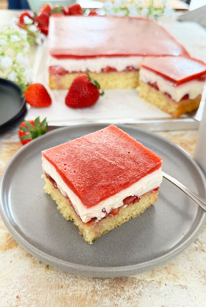 Erdbeerkuchen mit Pudding und Erdbeerspiegel vom Blech