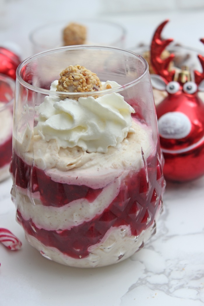 Giotto dessert mit joghurtsahnecreme und gemischten beeren