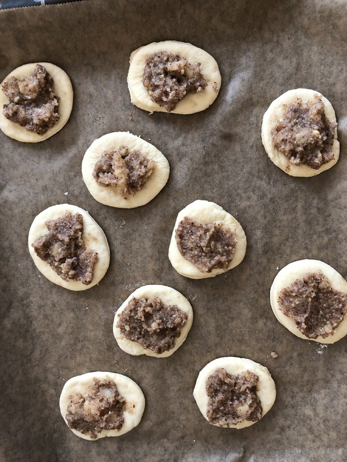 Glücksschweinchen aus Hefeteig - Gefüllt mit Haselnuss-Marzipan