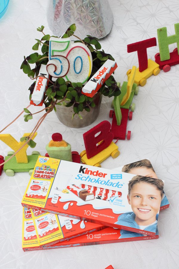 Kreatives Gastgeschenk: DIY-Prinzessinnen als Kronen mit Ferrero kinder Schokolade zum Kindergeburtstag