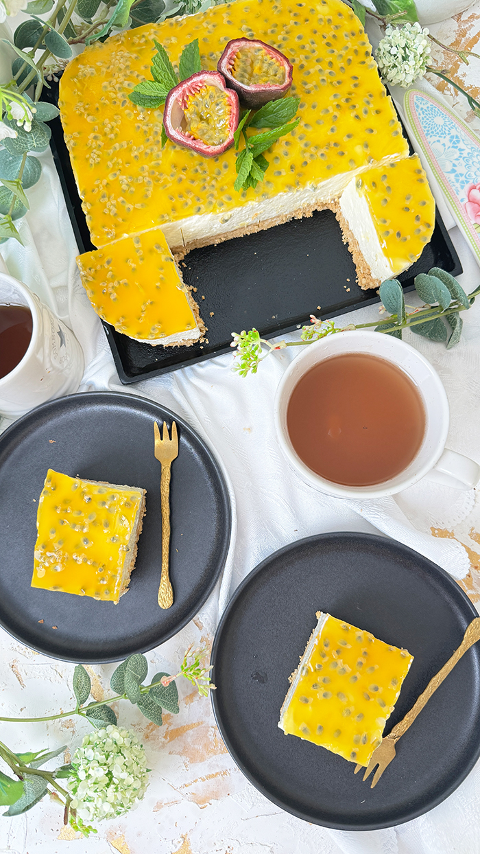 Der Maracuja-Käsekuchen ohne Backen ist ein cremiger Kuchen mit knusprigem Keksboden, einer fruchtigen Maracuja-Schicht und dekorativen Passionsfruchtkernen