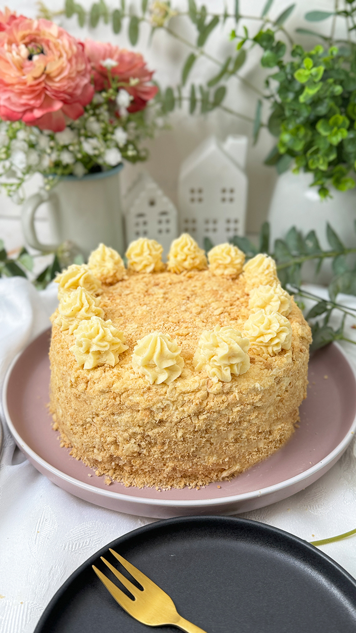 eine Napoleon-Torte mit mehreren dünnen Schichten, die mit einer cremigen Füllung gefüllt