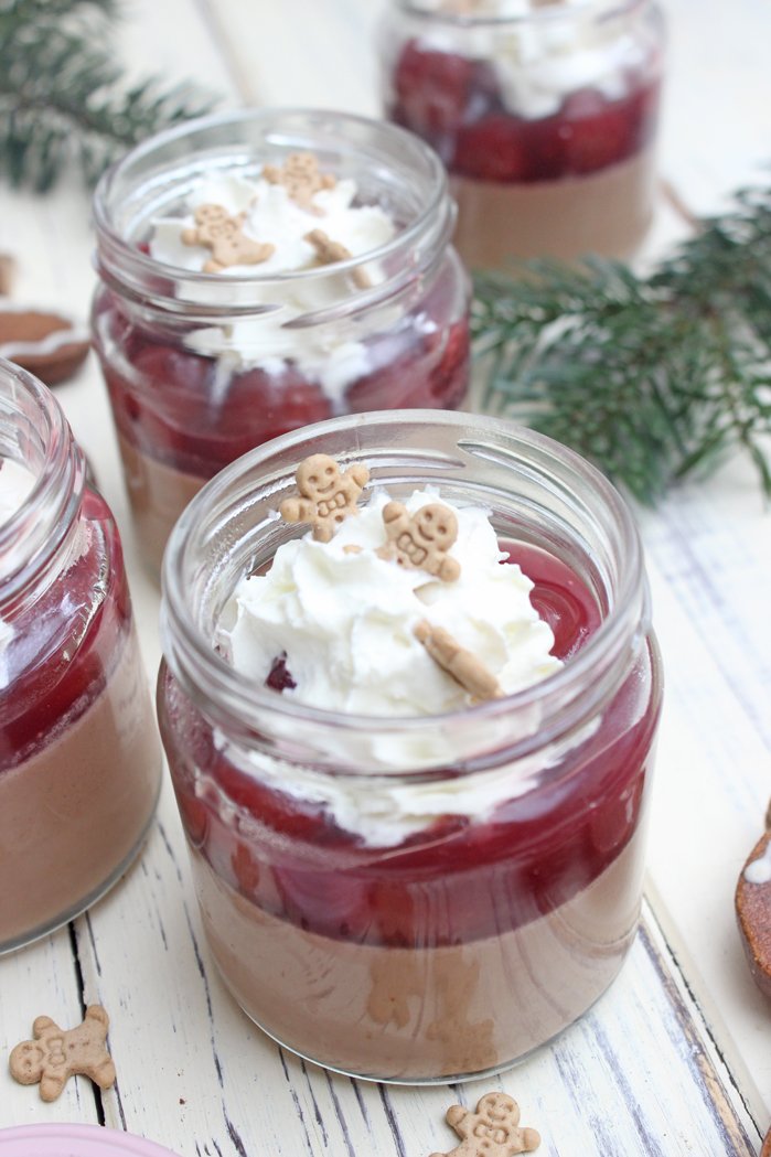 Nougat-Lebkuchen Panna Cotta mit Kirschsoße - Dessert im Glas