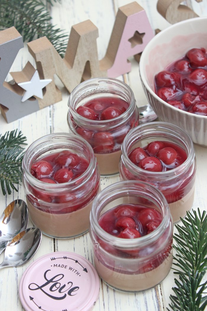 NougatLebkuchen Panna Cotta mit Kirschsoße Dessert im Glas