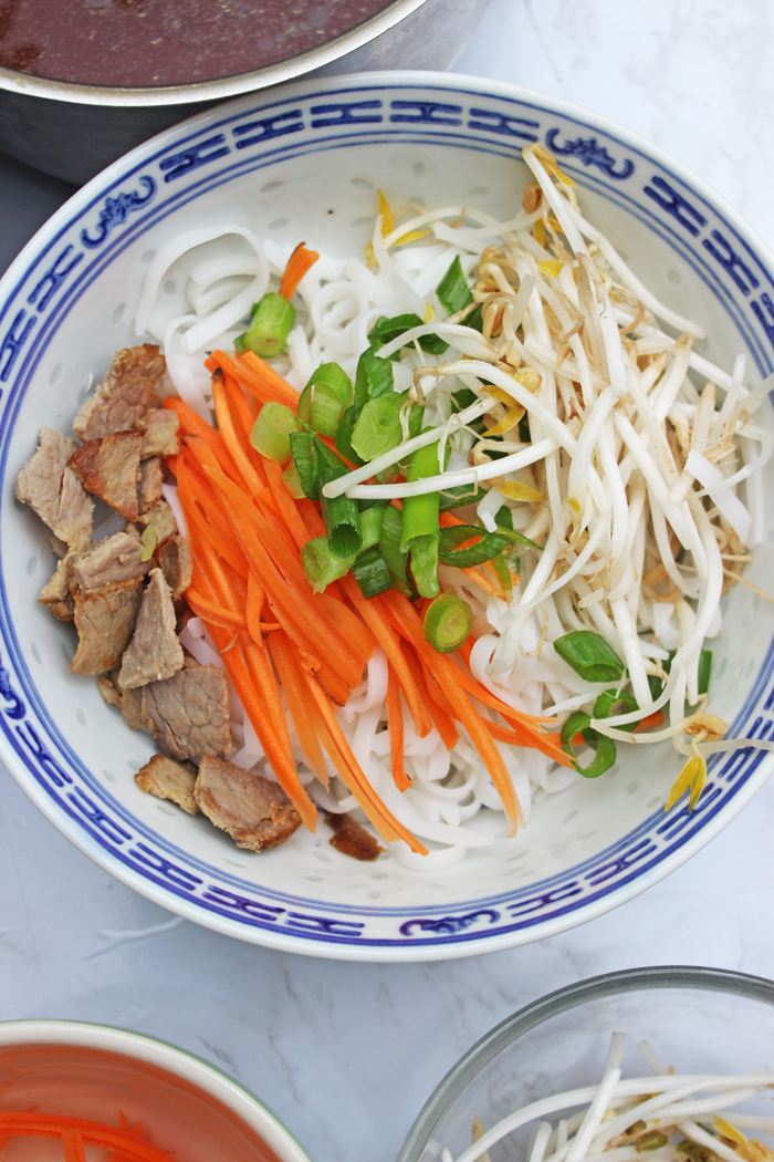 Super leckere Pho Bo Suppe mit Gemüse und Rindfleisch