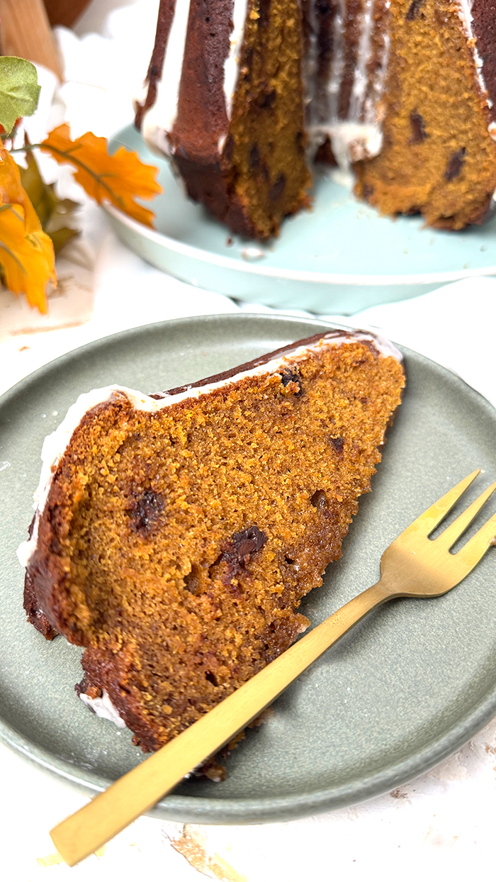 Pumpkin Spice Kuchen: Dieser herbstliche Kuchen vereint den süßen Geschmack von Kürbis mit einer warmen Gewürzmischung 