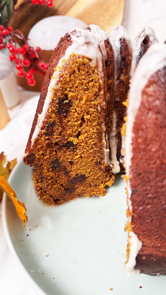 Pumpkin Spice Kuchen: Dieser herbstliche Kuchen vereint den süßen Geschmack von Kürbis mit einer warmen Gewürzmischung 