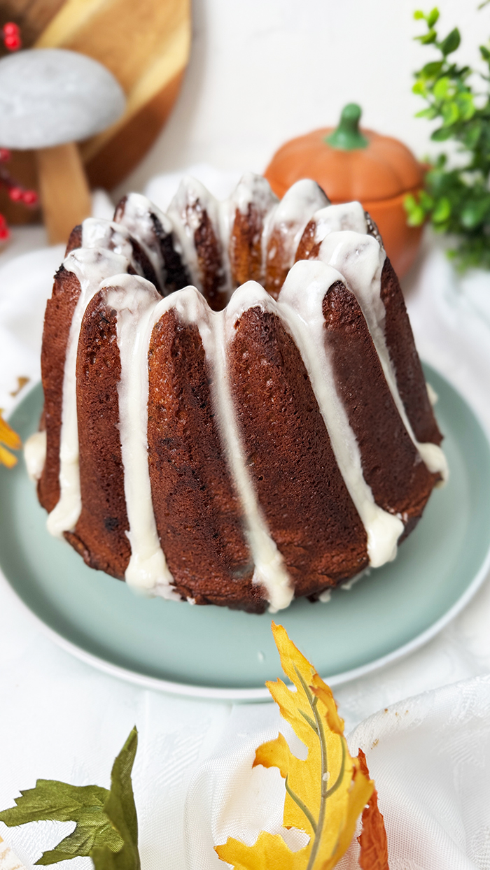 Pumpkin Spice Kuchen: Dieser herbstliche Kuchen vereint den süßen Geschmack von Kürbis mit einer warmen Gewürzmischung 