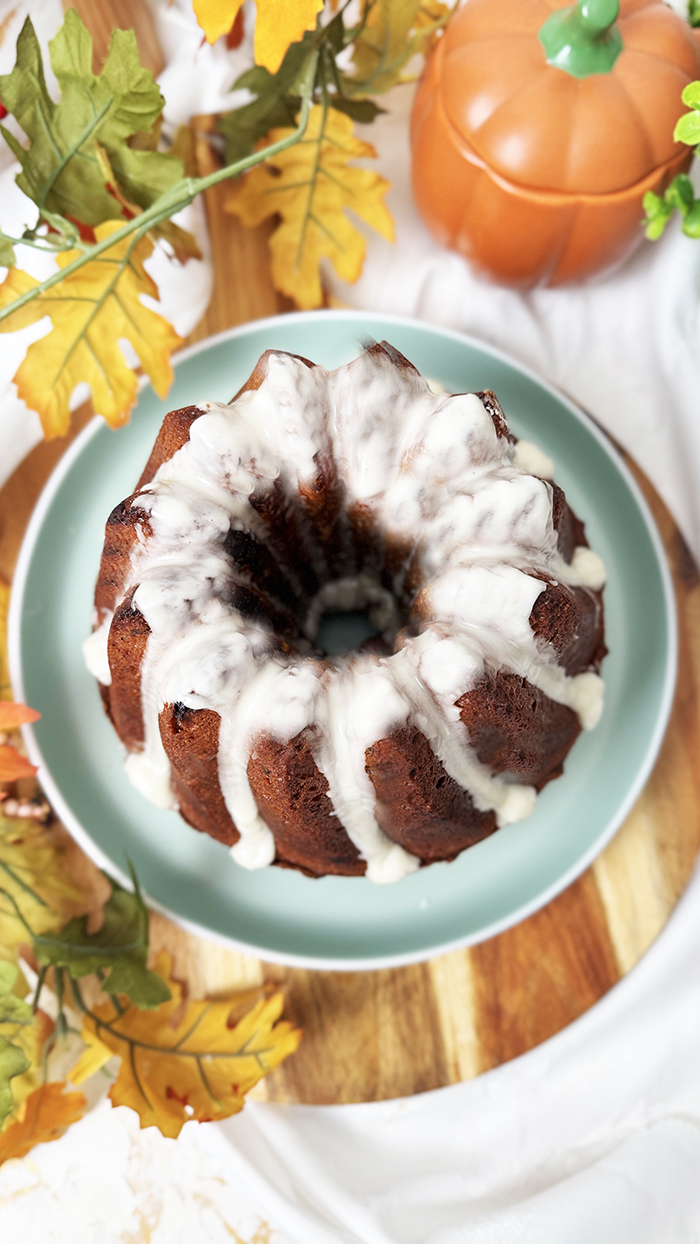 Pumpkin Spice Kuchen: Dieser herbstliche Kuchen vereint den süßen Geschmack von Kürbis mit einer warmen Gewürzmischung 