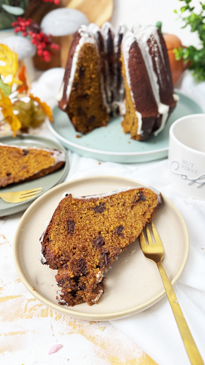 Pumpkin Spice Kuchen: Dieser herbstliche Kuchen vereint den süßen Geschmack von Kürbis mit einer warmen Gewürzmischung 