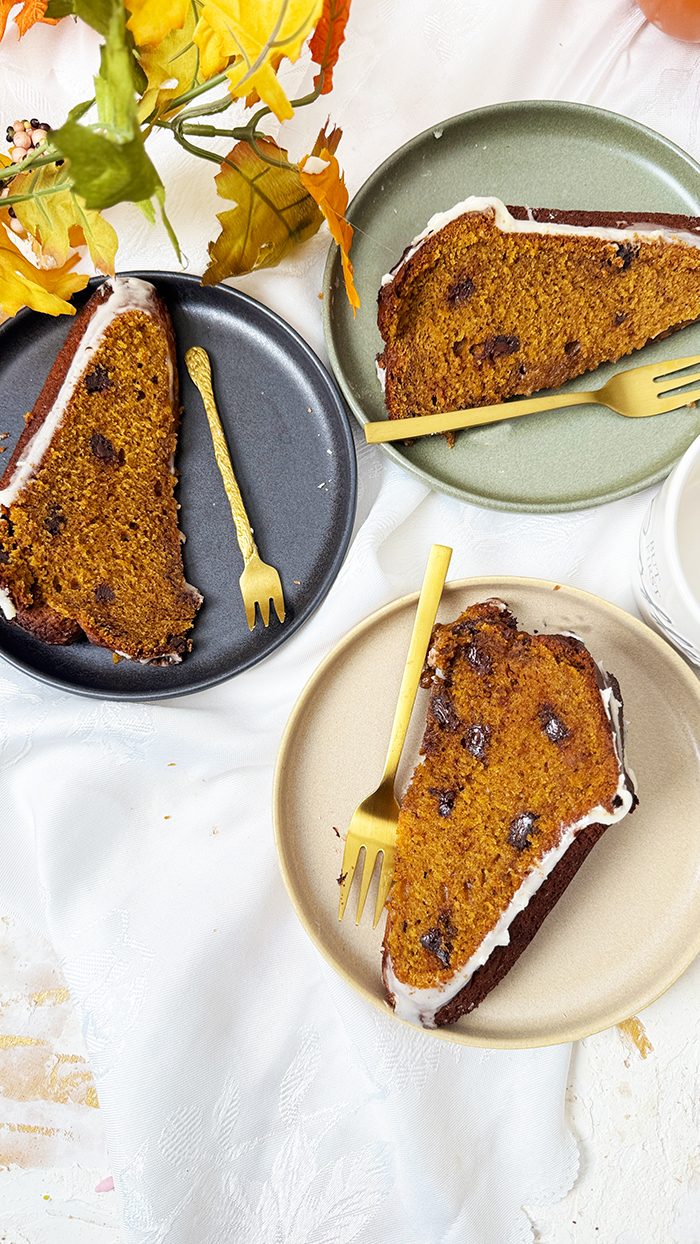 Pumpkin Spice Kuchen: Dieser herbstliche Kuchen vereint den süßen Geschmack von Kürbis mit einer warmen Gewürzmischung 