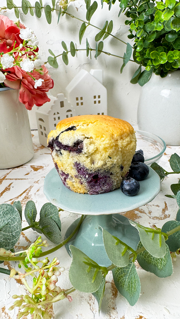 Blaubeermuffins und einer Schüssel Blaubeeren 