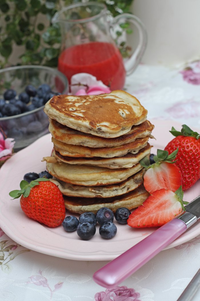 So machst du vegane Blaubeer-Pancakes mit Erdbeersoße