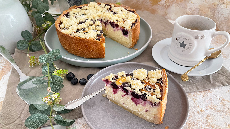 Verführerischer Käsekuchen mit Heidelbeeren und Streusel