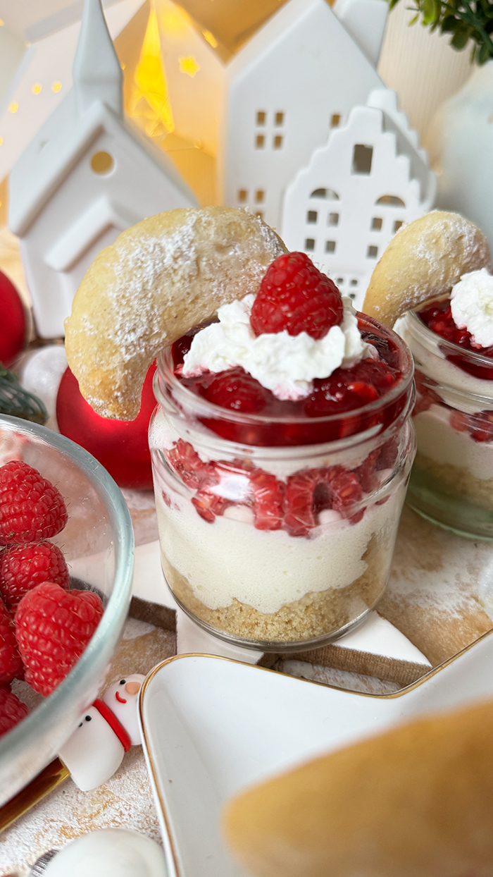 Weiße Mousse au Chocolat, Himbeeren und Vanillekipferl – Schichtdessert