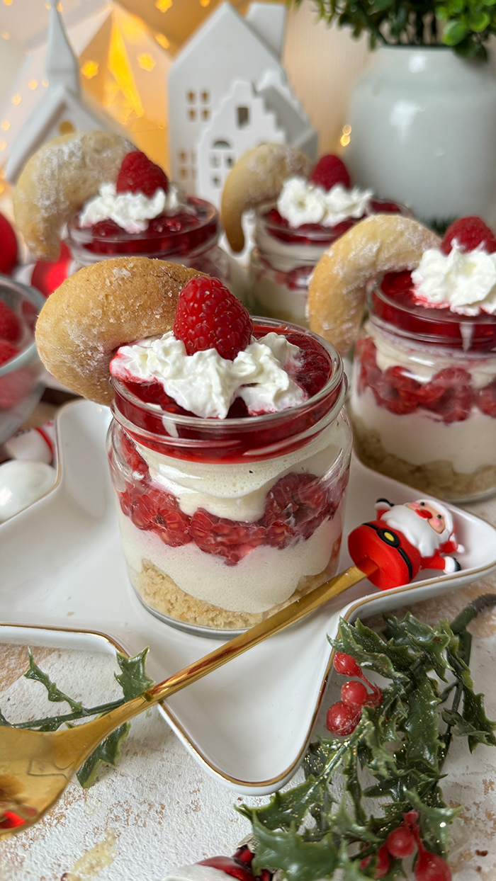 Weiße Mousse au Chocolat, Himbeeren und Vanillekipferl – Schichtdessert