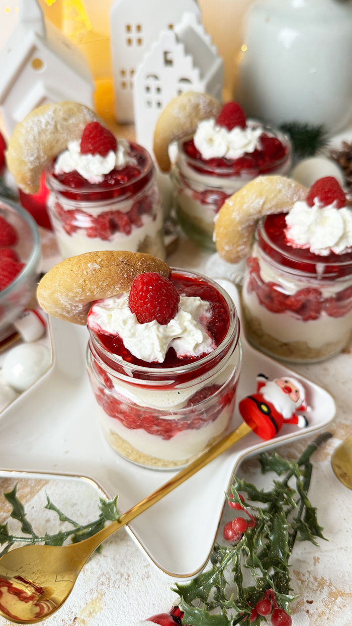 Weiße Mousse au Chocolat, Himbeeren und Vanillekipferl – Schichtdessert