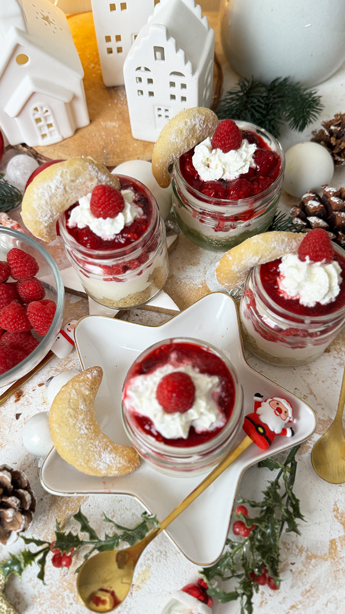 Weiße Mousse au Chocolat, Himbeeren und Vanillekipferl – Schichtdessert