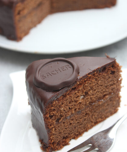 Sachertorte Rezept mit glänzender Schokoladenglasur - Nachgebacken