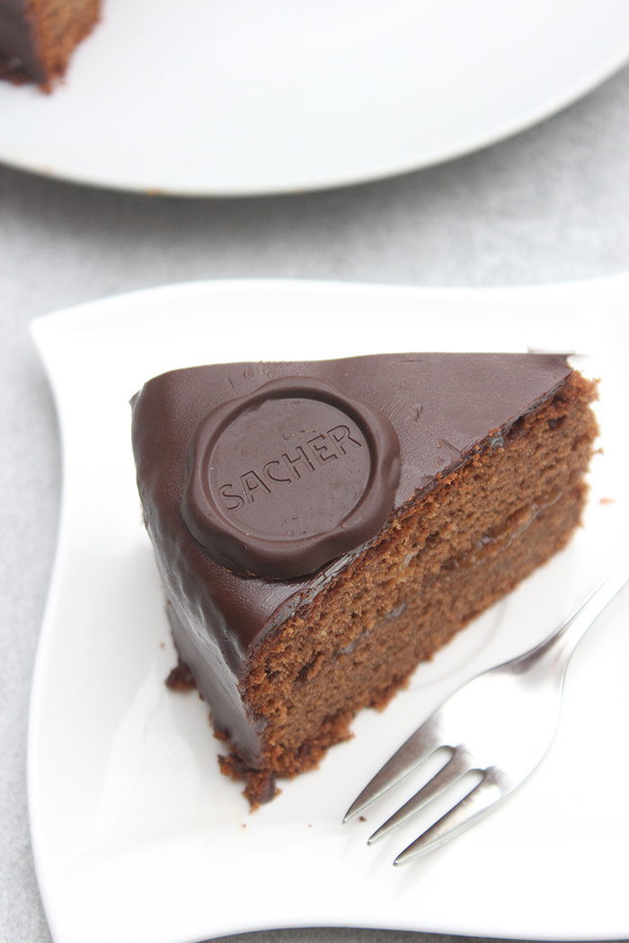 Sachertorte Rezept mit glänzender Schokoladenglasur - Nachgebacken