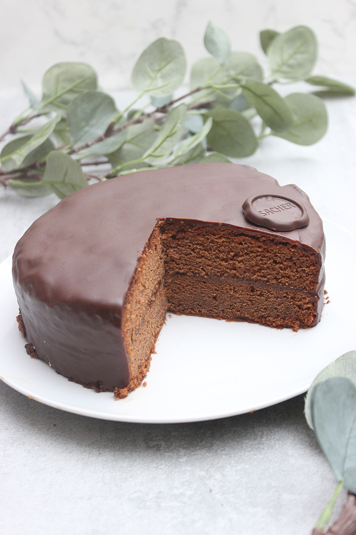 Sachertorte Rezept mit glänzender Schokoladenglasur - Nachgebacken