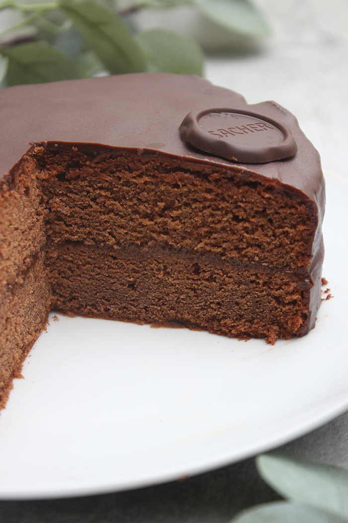 Sachertorte Rezept mit glänzender Schokoladenglasur - Nachgebacken