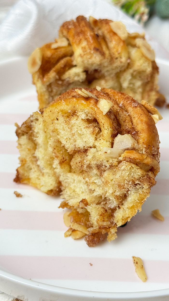 Zimtknoten auf einen Teller -Kanelknuter Rezept