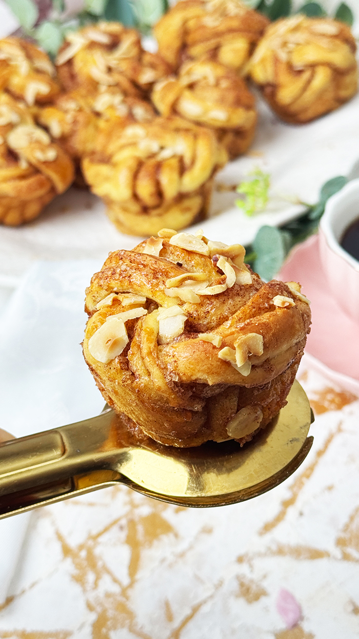 Zimtknoten auf einen Teller -Kanelknuter Rezept