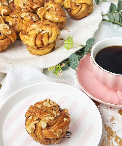 Zimtknoten auf einen Teller -Kanelknuter Rezept