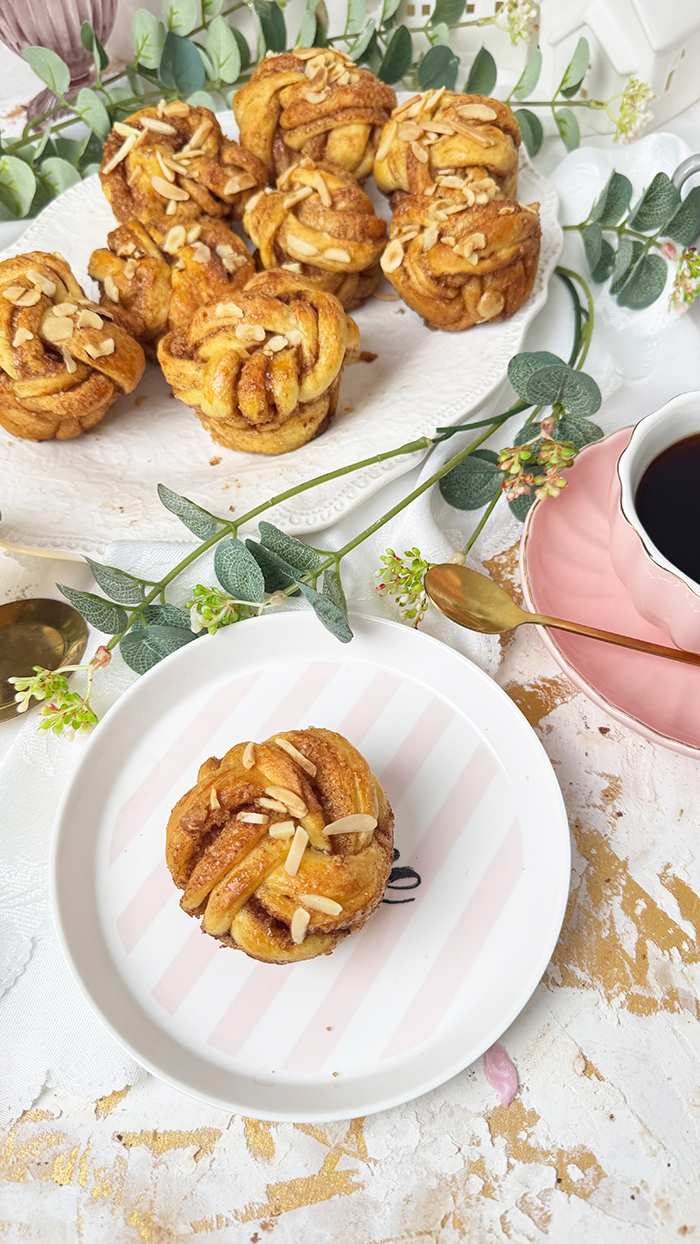 Zimtknoten auf einen Teller -Kanelknuter Rezept