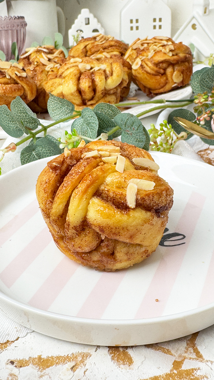 Zimtknoten auf einen Teller -Kanelknuter Rezept