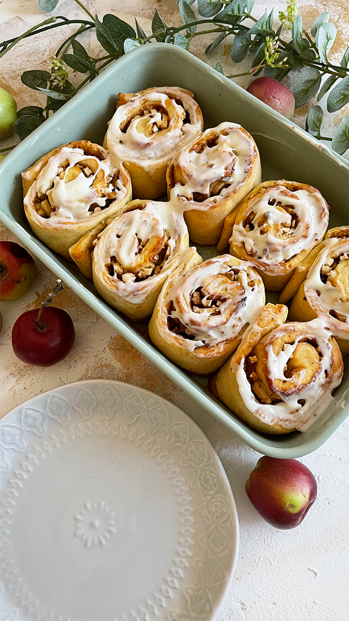 Mega leckere Zimtschnecken mit Apfelfüllung und Frosting 